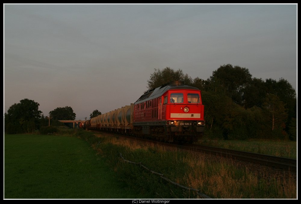 Im letzten Licht fhrt 232 528 am 9. September 2009 Richtung Mhldorf, Fotografiert bei Alttting.