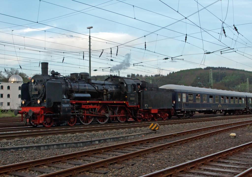 Im letzten Licht, gegen 20:03 Uhr kommt der erste entlich: Die Bochumer (DGEG) 38 2267 (P 8) zieht den ersten Sonderzug der Eifelbahn, auf der Rckfahrt von Gieen, ber die Siegstrecke (KBS 460) in Richtung Kln. Hier am 28.04.2011 in Betzdorf/Sieg.
