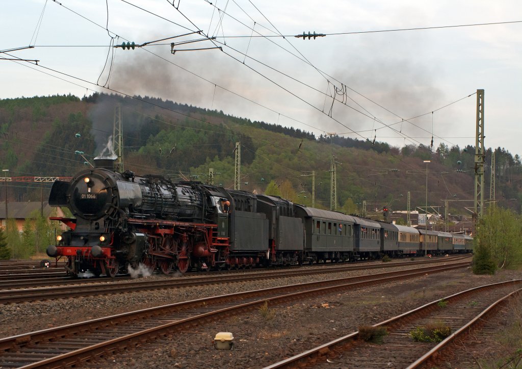 Im letzten Licht, gegen 20:10 Uhr kommt dann der zweite: Die Dreizylinder-Schnellzuglok 01 1066 der UEF, ex DB 012 066-7 zieht den zweiten Sonderzug der Eifelbahn, auf der R�ckfahrt von Gie�en, �ber die Siegstrecke (KBS 460) in Richtung K�ln. Hier am 28.04.2011 in Betzdorf/Sieg.