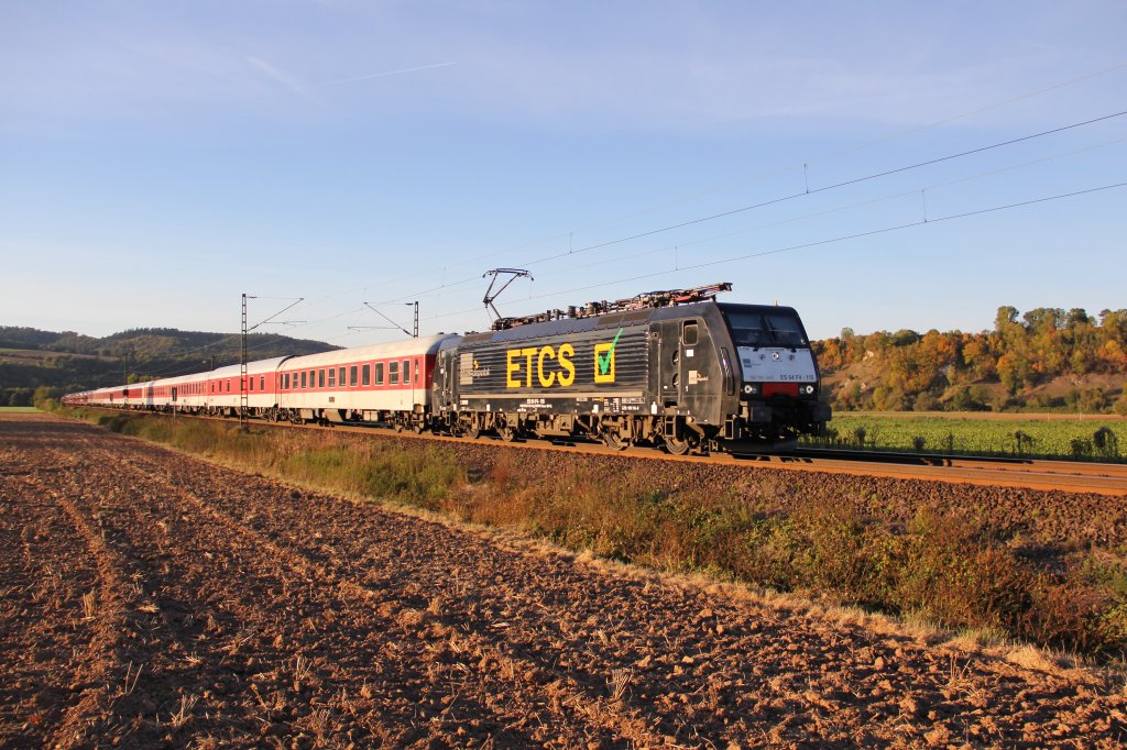 Im letzten Licht kam am 30.09.2012 noch der sonntgliche AZ mit 189 115-9 (ES 64 F4-115) in Richtung Sden. Aufgenommen bei Strahlshausen.