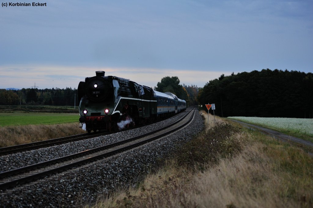 Im letzten Licht kam sie dann doch noch: 18 201 mit dem ALX 84110 von Mnchen nach Hof Hbf. Grund dieser Fahrt war der Bahnerlebnistag in Regensburg am 14.10.2012