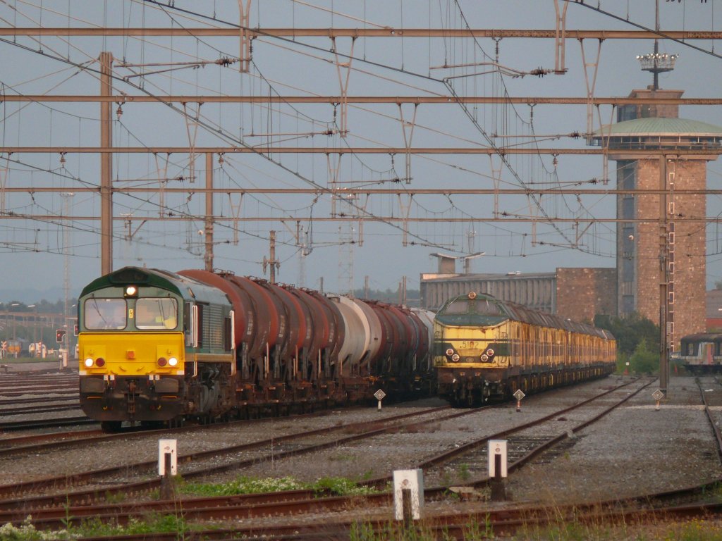 Im letzten Sonnenlicht des 03/09/2010 rollt die V265 der Rurtalbahn mit ihrem Kesselwagenzug langsam in Parkposition im Bhf Montzen, vorbei an den dahin rostenden 51ern.