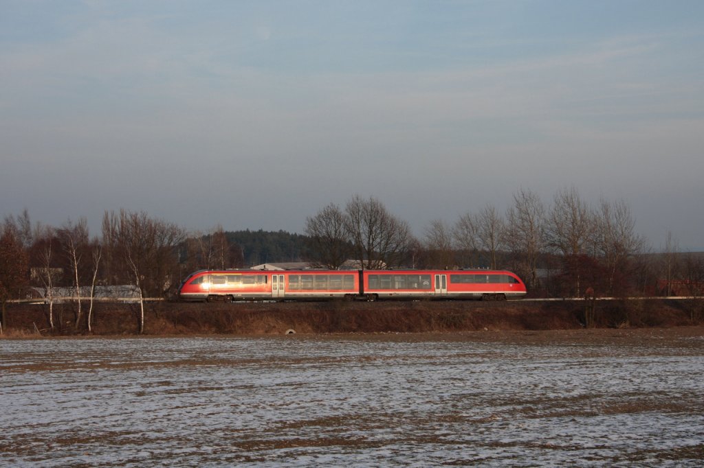 Im letzten Sonnenlicht des 16.02.2011 fhrt 642 515/015 als RB16470 bei Bernsgrn nach Weida. 