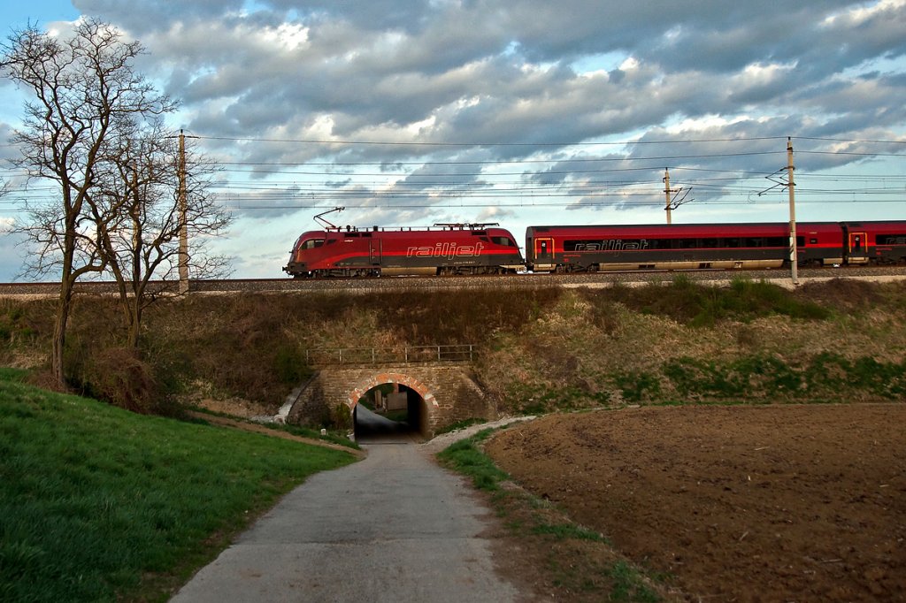 Im letzten Sonnenlicht des Tages quert der railjet 68/762 dieses Viadukt kurz vor der bereits aufgelassenen Haltestelle in Schildberg. Die Aufnahme entstand am 07.04.2011.



