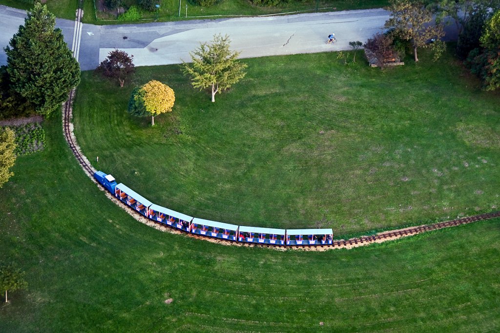 Im letzten Sonnenlicht des Tages dreht die Donauparkbahn ihre Runden. Die Aufnahme entstand am 21.09.2012 von der Aussichtsterrasse des Wiener Donauturmes, aus 150 m H�he.