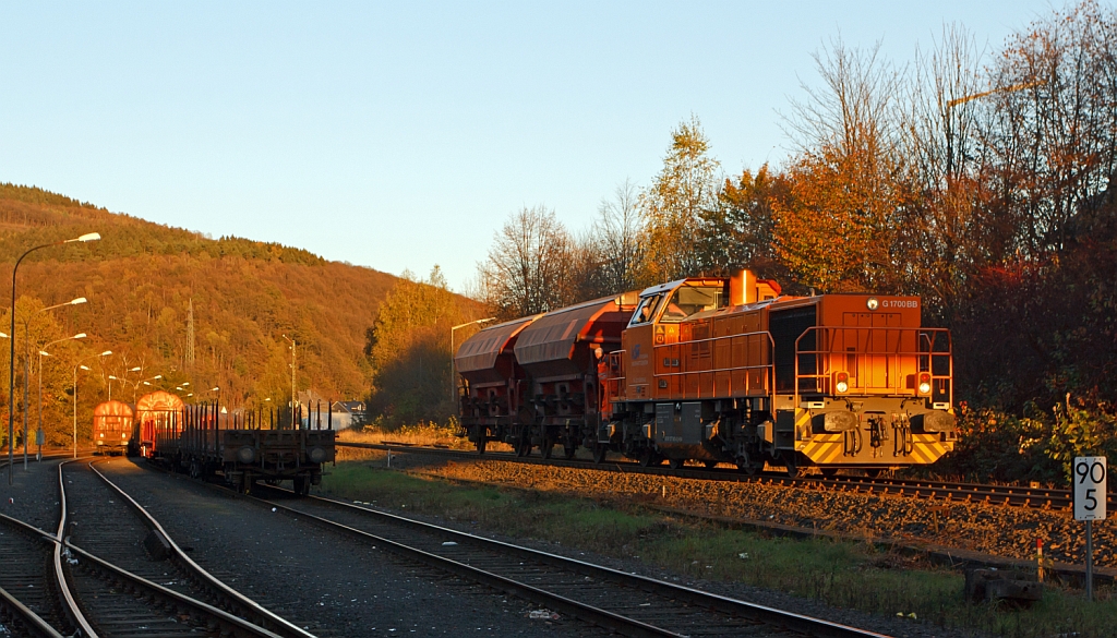 Im letzten Sonnenlicht - Die Lok 46 der KSW (Kreisbahn Siegen-Wittgenstein), eine Vossloh G 1700-2 BB (eingestellt als 92 80 1277 807-4 D-KSW),  kommt am 31.10.2012, mit ein 2 gedeckten Schttgutwagen, ber die Hellertalbahn (KBS 462) von Burbach-Wrgendorf nach Herdorf. Links auf dem Rangierbahnhof der KSW wird sie spter den Gterzug zusammen stellen, den sie sodann ber Betzdorf und Siegen nach Kreuztal bringt.