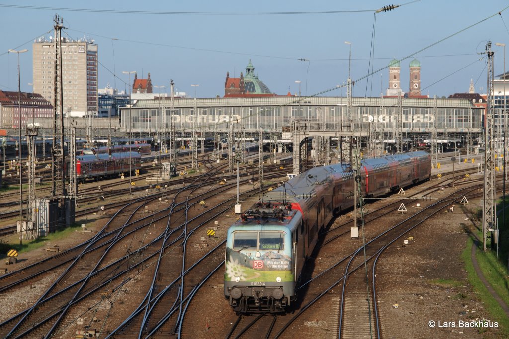 Im letzten Sonnenlicht verl�sst 111 039-4 mit einem RE nach Salzburg M�nchen Hbf Richtung Rosenheim. Aufgenommen am 05.05.13 von der Hackerbr�cke.