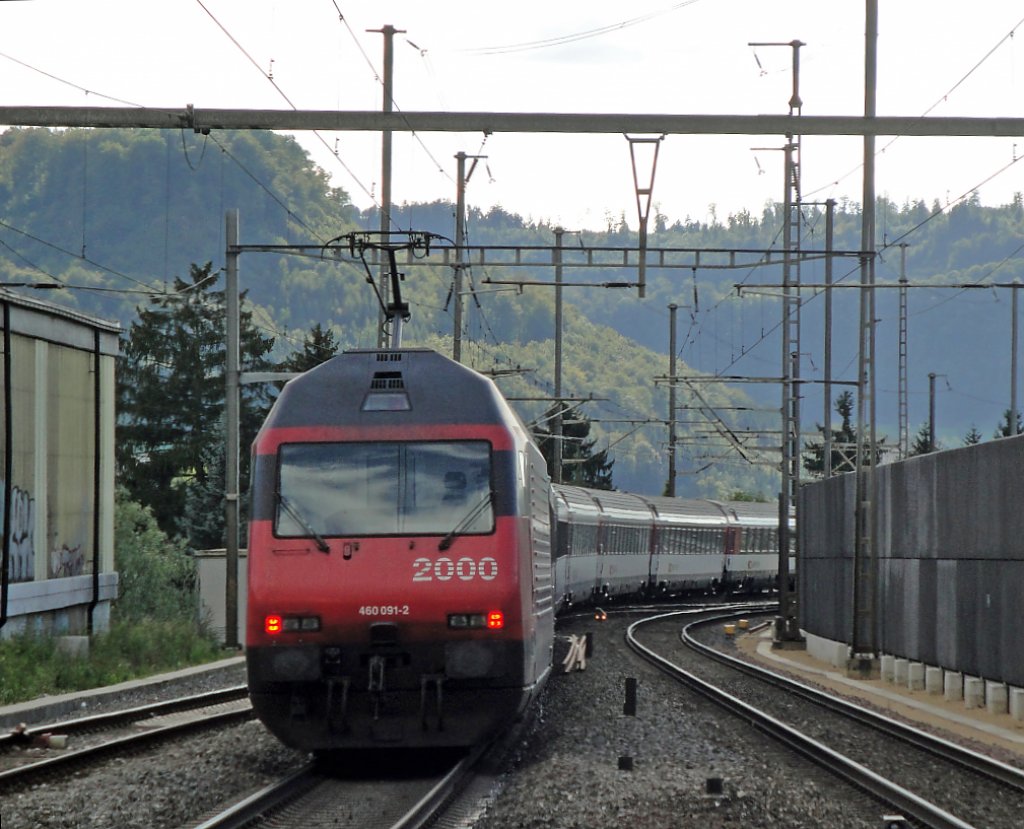 Im letzten Tageslicht des August 2010 fhrt die Re 460 091-2  Werdenberg  mit einem EW IV-Pendelzug aus dem Bahnhof Gelterkinden nach Basel.