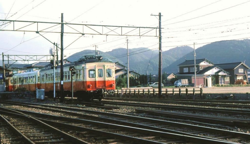 Im Licht der Abendsonne steht 3773 in Tsurugi. 3771-3773 1928 fr den Meitetsu-Konzern in Nagoya gebaut, 1966 bernommen, Abbruch 1990, nachdem die Hokuriku-Bahn alte S-Bahnwagen aus Tokyo gekauft hatte. 30.September 1984. 