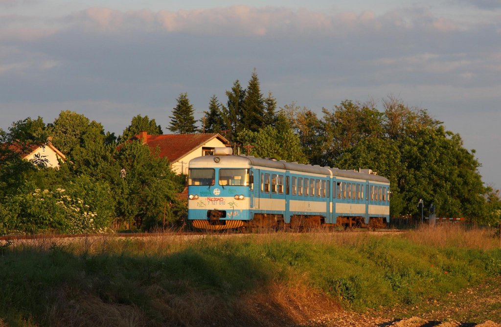 Im Licht der untergehenden Sonne erreicht der kroatische
VT 712.010 am 13.5.2013 aus Vinkovci kommend den Haltepunkt
Gabos.