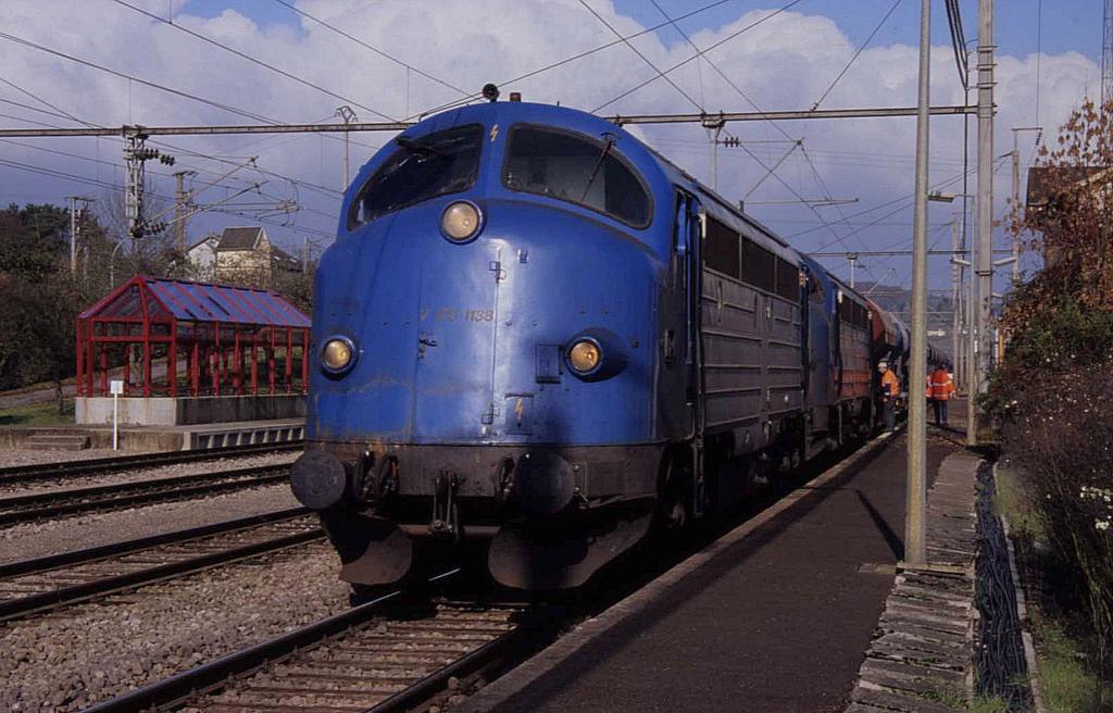 Im luxemburgischen Bahnhof Oetrange wurden am 31.10.2004 umfangreiche 
Gleisbauarbeiten vorgenommen. Im Bauzugeinsatz waren auch Loks der Bauart
NOHAB. Die hier zu sehenden V 1701138 stand damals meines Wissens im
Dienst der deutschen Firma Eichholz.