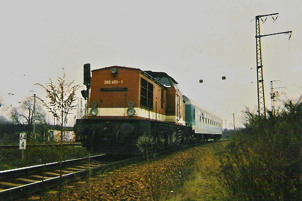 im Mrz 1998 war die 202 451-1 mit nur einen Wagen auf dem Weg zur Chemnitztalbahn nach Wechselburg, hier bei der Ausfahrt aus dem Gleisfeld des Chemnitzer-Hbf..