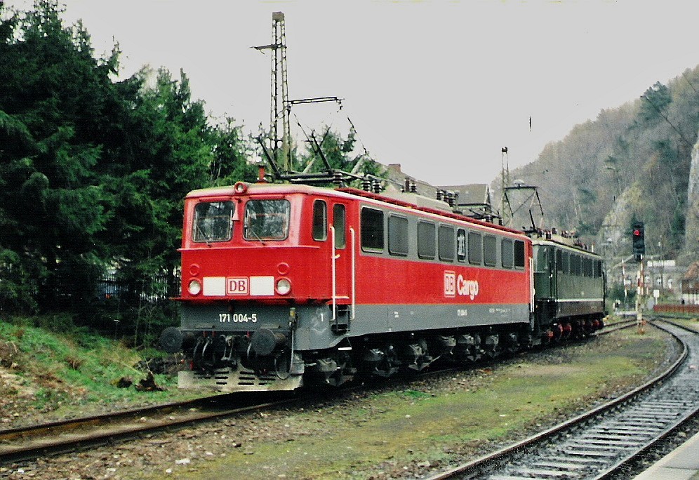 Im Mrz 1999 stand die 171 004-5 und die grne 171 001-1 im Bhf.-Blankenburg auf der Rbelandbahn.
Scann.
