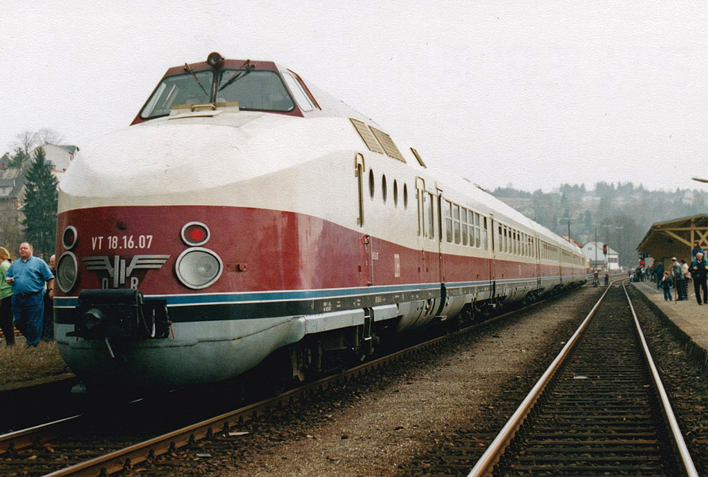 Im Mrz 2003 fanden mehrere Abschiedsfahrten des bis dahin betriebsfhigen VT 18.16 statt. Am 29.03. war er auf seiner ehemaligen Strecke als Karlex von Berlin ber Leipzig bis ins vogtlndische Adorf unterwegs, wo diese Aufnahme entstand. Eingescanntes Foto.