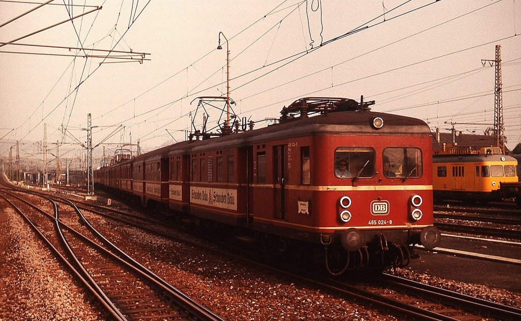 Im Mai 1978 fährt eine 465-Dreifachgarnitur mit 465 024-8 an der Spitze im Stuttgart-Bad Cannstatt ein