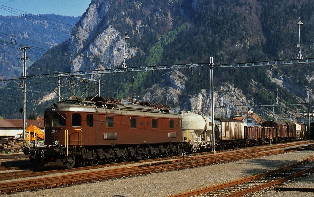 Im Mai 1981 steht Ae 6/8 203 der BLS mit einem Güterzug abfahrbereit im Bahnhof Interlaken-West