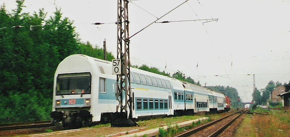 Im Mai 1999 fuhren die RE noch in Mintgrn/Wei, hier zusehen im Bhf. Oberlichtenau, komment aus Riesa, Richtung Chemnitz-Hbf..
Scann.