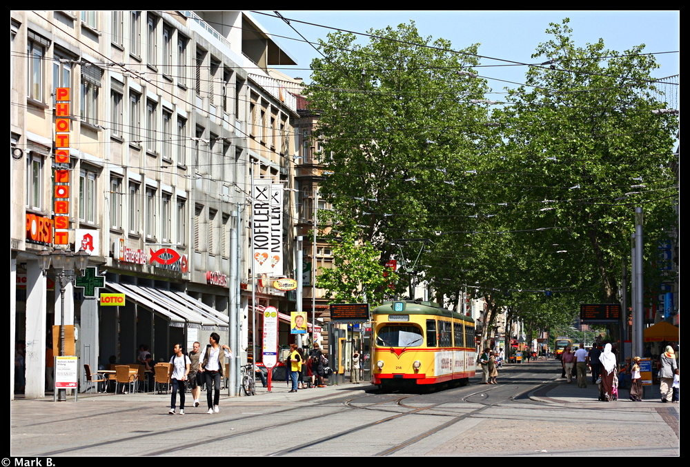 Im Mai 2009 konnte ich Wagen 214 am Marktplatz fotografieren. Schonmal eine Einstimmung auf den kommenden Mai. ;-)