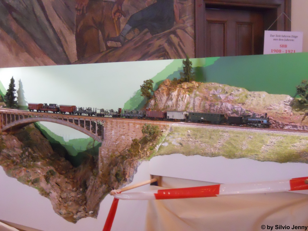 Im Mai 2012 baute die IG Gotthardbahn eine Modulanlage im ehemaligen Bahnhofbuffet von Gschenen. Jeweils an den Wochenenden wurde der Fahrbetrieb der ffentlichkeit vorgefhrt. Das Thema handelte von der Gotthard-Nordrampe zwischen 1882 und 1921. Hier zu sehen ein GmP (Gterzug mit Personenbefrderung) auf der alten Rohrbachbrcke.