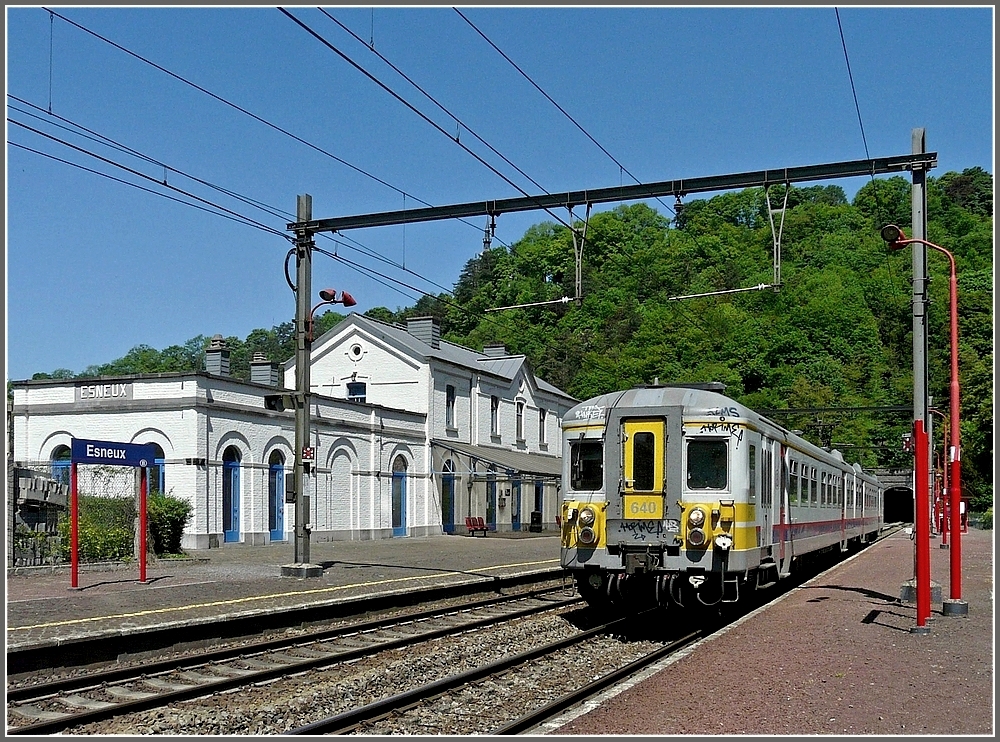 Im malerischen belgischen Stdtchen Esneux verlsst die AM70 640 am 23.05.10 als L (Lokalzug) 6562 den schn renovierten Bahnhof in Richtung Jemelle. (Jeanny)