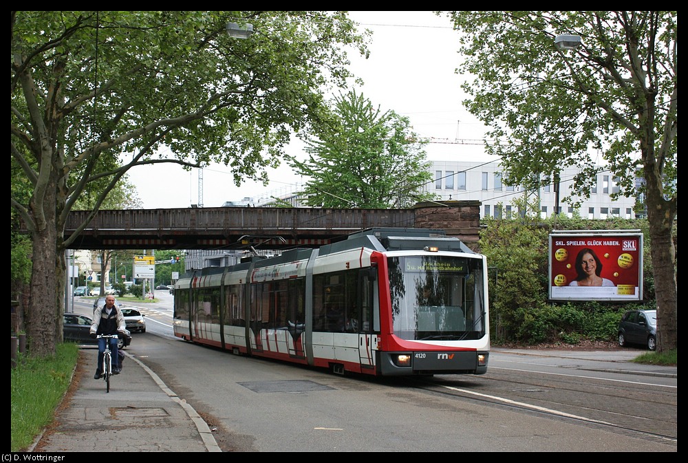 Im Mannheimer Vorort Neuostheim unterquert am 07. Juni 2010 eine Variobahn der OEG die Riedbahn.