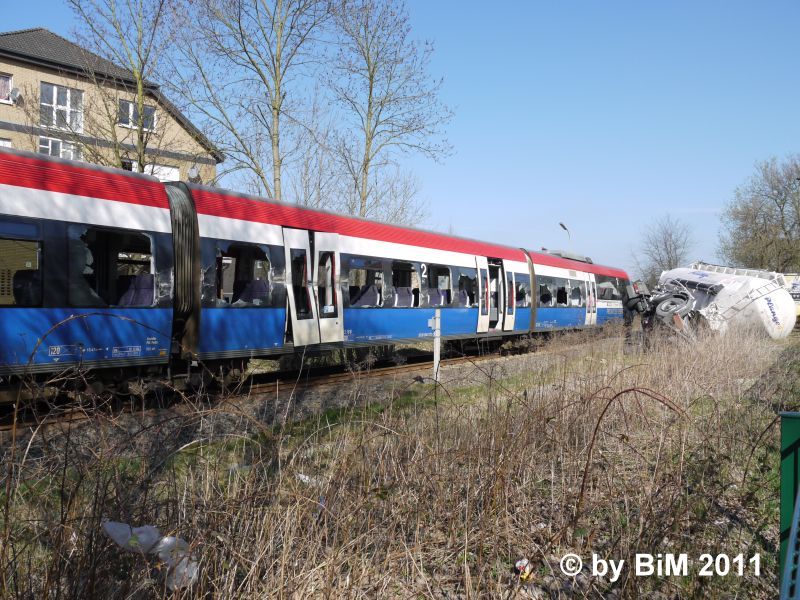 Im mittleren Wagenbereich sind so gut wie alle fensterscheiben geplatzt. 24.03.2011