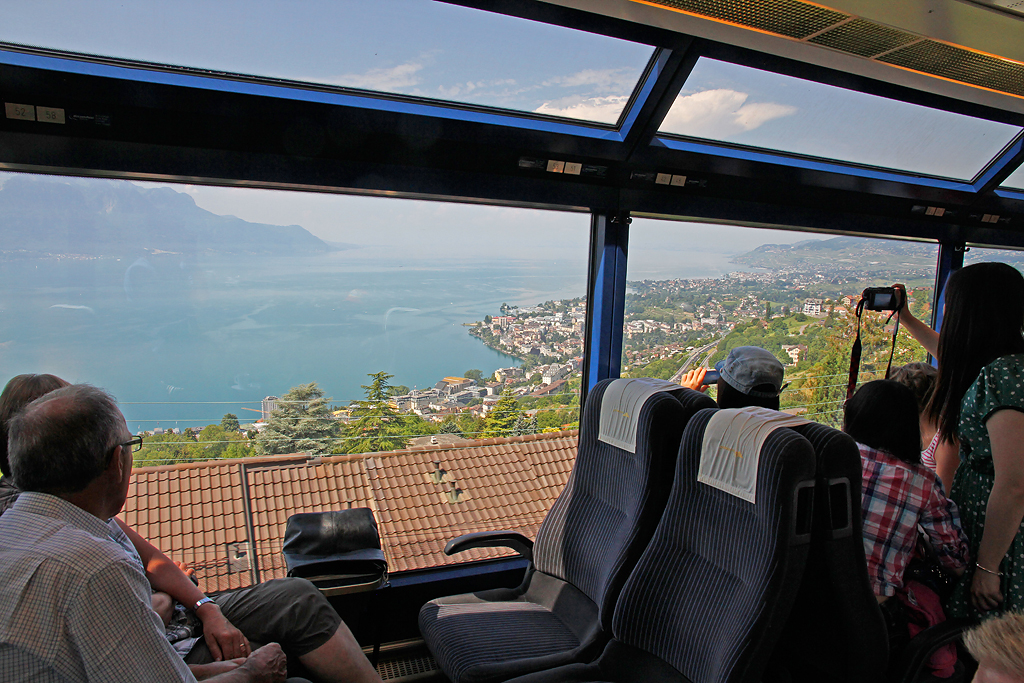 Im MOB-Panoramic-Express geht es die Steilrampe hinunter zum Genfersee. Aufnahme oberhalb Montreux, mit Blick nach La Tour-de-Peilz, Vevey und den Lac Lman am 22. Juli 2013, 12:08