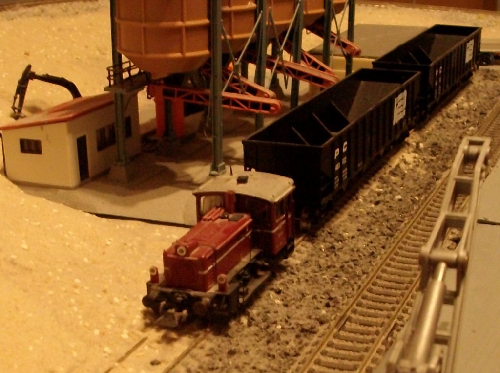 Im Modell kann man ja Alles mal ausprobieren,so auch als ich Roco`s 333 111 mit amerikanischen Gterwagen im Kieswerk rangieren lie.