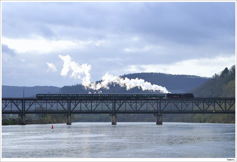 Im Morgengrauen verlsst BR 41.018 mit ihrem Zug den Ort Bullay in Richtung Trier und berquert dabei die Doppelstockbrcke Alf-Bullay; Bullay, 3.4.2010.