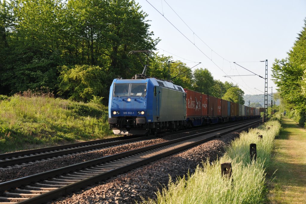 Im Morgenlicht des 13/05/2011 zieht 185 512-1 einen Containerzug rechtrheinisch bei Unkel in Richtung Kln. 