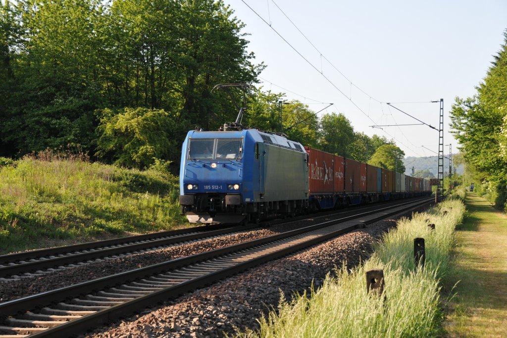 Im Morgenlicht des 13/05/2011 zieht 185 512-1 einen Containerzug rechtrheinisch bei Unkel in Richtung Köln. 