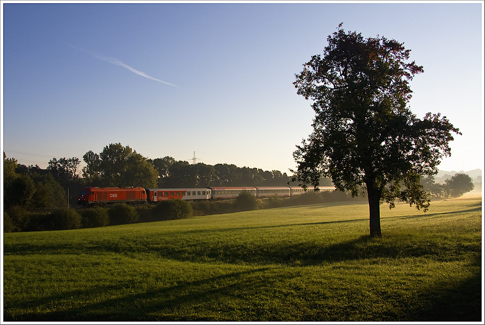 Im Morgenlicht des 22.9.2010 zieht die 2016.070 den D966 (Garsten-München) Richtung Ried. Der Zug ist wegen dem Münchner Oktoberfest mit einem CS-Wagen verstärkt