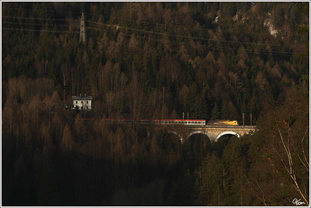 Im Morgenlicht zieht der BB Werbeochse 1216 210  Kapsch , den EC 78  Gustav Klimt  ber den Semmering, fotografiert bei der Querung der Kalten Rinne nahe Breitenstein. 10.3.2012

