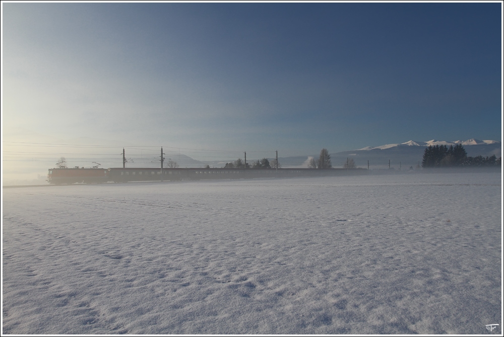 Im Morgennebel und bei -17 Grad, fhrt eine Lok der Baureihe 1044 mit IC 534 von Villach nach Wien Meidling.Im Hintergrund sieht man die Seetaler Alpen mit dem Zirbitzkogel.
Zeltweg 23.1.2011 