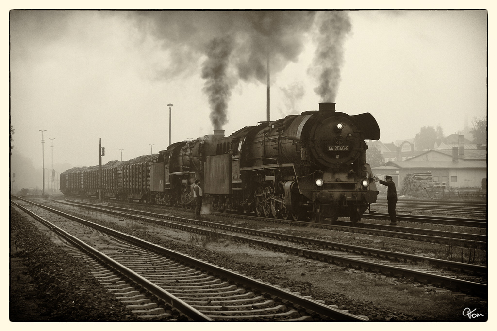 Im Morgennebel warten die beiden Dampfloks 44 2546 & 44 1486 mit dem 1500t Holzzug von Bad Salzungen nach Eisenach, auf ihren groen Auftritt beim Plandampf im Werratal. Unterrohn 27.10.2011