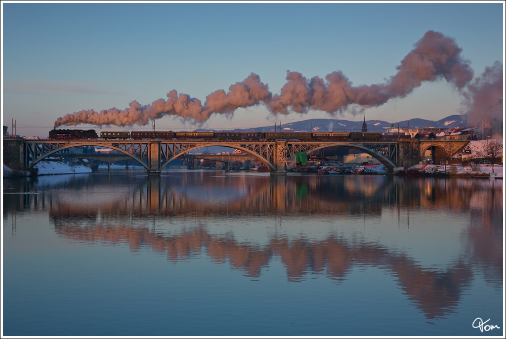 Im Morgenrot - SZ 06-018 Borsig Bj 1930, fhrt mit dem Sonderzug 16155 von Marburg nach Koper, hier bei der querung der Draubrcke in Marburg. 
12.12.2012