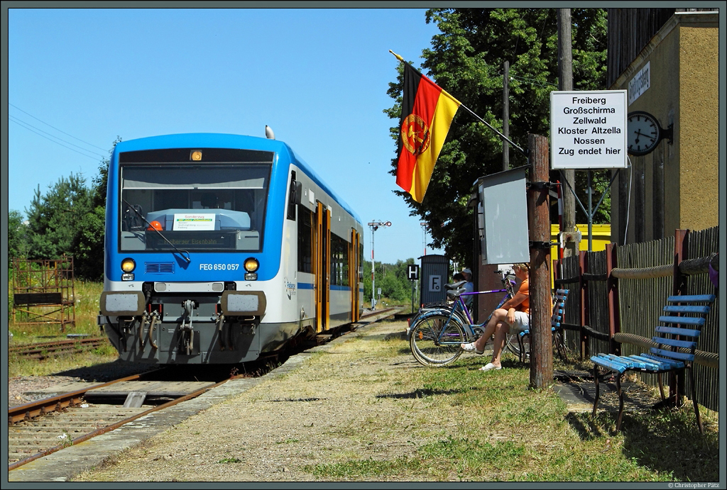 Im Museumsbahnhof Grovoigtsberg legt 650 057-2 der Freiberger Eisenbahn einen lngeren Halt ein, bevor die Sonderfahrt nach Freiberg fortgesetzt wird. Im Empfangsgebude befindet sich ein sehenswertes Eisenbahnmuseum. (21.07.2013)