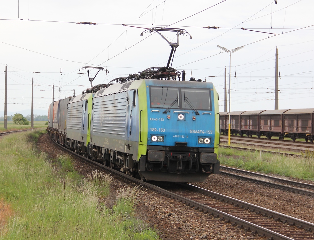 Im Nachhinein haben wir erfahren, dass dieser Zug wohl fter und planmig unterwegs ist, fr uns war die PKP 189er Doppeltraktion vor dem KLV-Zug aus Richtung Wien kommend jedoch eine groe berraschung. Im einzelnen handelte es sich bei den Loks um 189 153 (EU45-153 / ES 64 F4-153) und 189 842. Aufgenommen am 17.05.2013 in Gramatneusiedl.