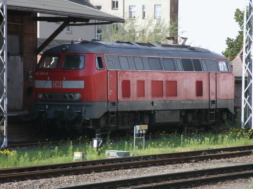 Im n�chsten Fahrplan 2011/2012 soll der Lokwechsel,f�r den Urlaubsexpress nach Usedom,nicht mehr in Stralsund statt finden,so soll dann in Z�ssow umgespannt werden.Am 24.September 2011 stand die 218 397 von DB Autozug Nieb�ll am G�terboden von Stralsund.