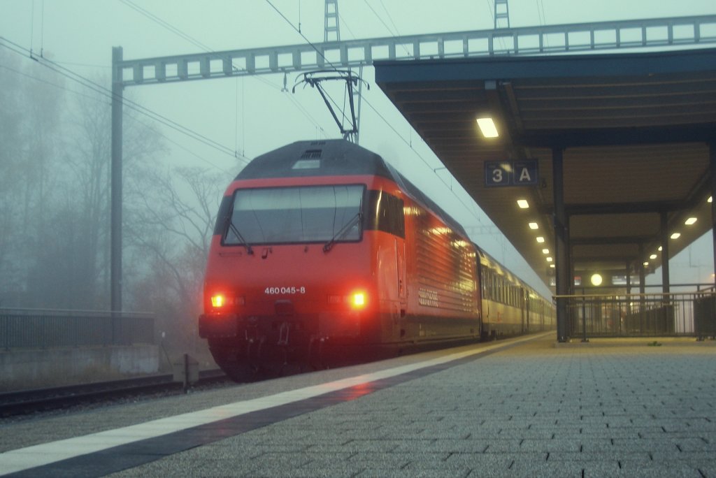 Im nebeligen Kreuzlingen ist gerade der IR aus Biel angekommen, mit Schublok Re 460 045-8  Rigi . 19.11.09.