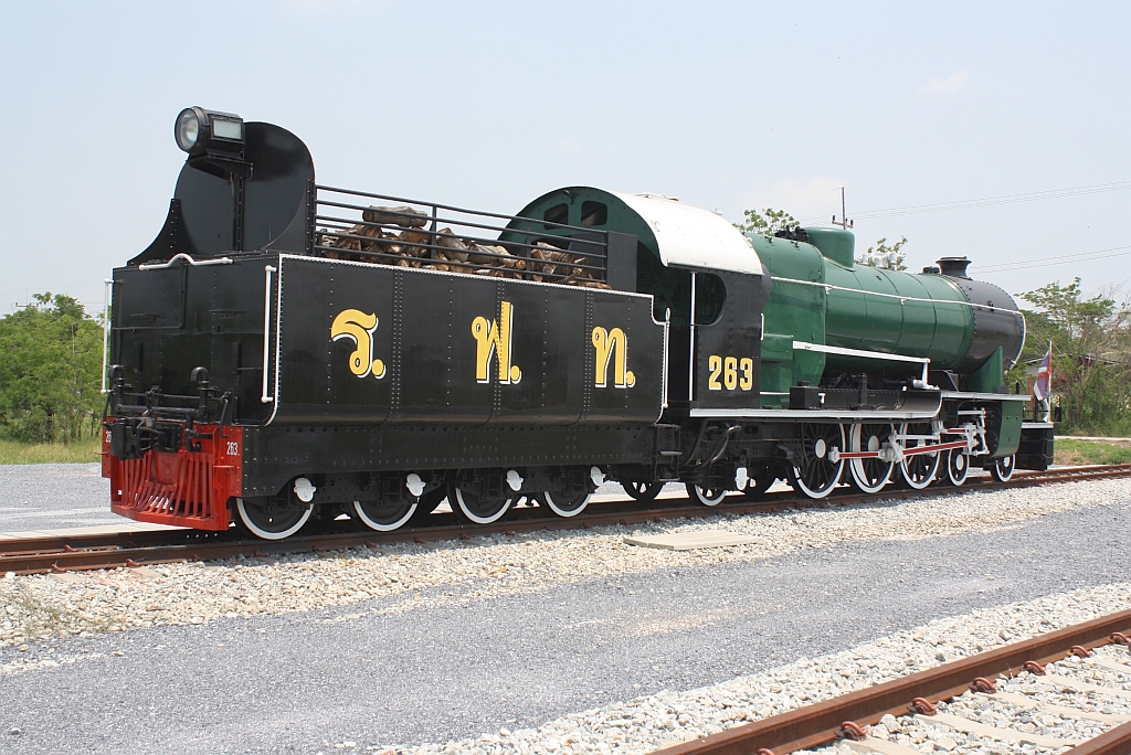 Im neuen Anstrich zeigt sich die 263 (2'C1'-h3, Hanomag, Bauj. 1928, Fab.Nr. 10603) in der Aussenstelle des Jesada Technik Museum bei Nakhon Chaisi am 17.Mrz 2012.