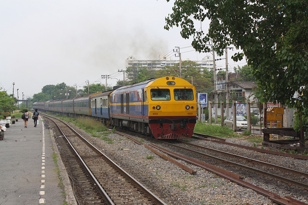 Im neuen Anstrichschema fhrt die HID 4522 (Co'Co', de, Hitachi, Bj.1993) am 16.Mrz 2011 mit dem SP EXP 35 nach Butterworth in den Bf. Bang Sue Junction ein.

