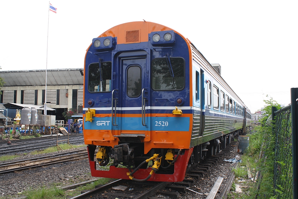 Im neuen Design lackiert wartet der APN.20 2520 am 24.Juli 2012 im Depot Hua Lamphong auf seinen Einsatz.