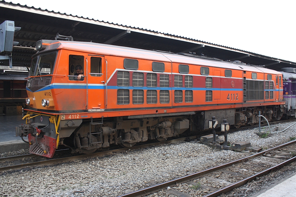 Im neuen Design lackiert wartet die ALS 4112 (Co'Co', de, Alsthom, Bj.1974) vor dem SP EXP 1 nach Chiang Mai am 02.November 2012 im Bf. Hua Lamphong auf die Abfahrt.