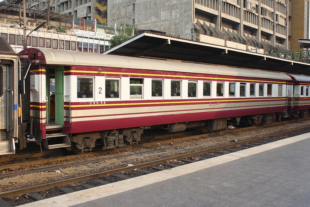 Im neuen Design präsentiert sich der บชท.68 (บชท. =BSC./Bogie Second Class), Baujahr 1957, Kinki Sharyo/Japan, am 12.März 2011 im Bf. Hua Lamphong.