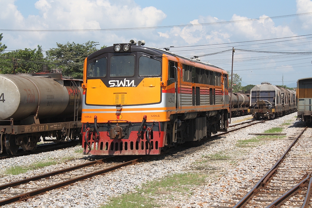 Im neuen Design zeigt sich die GEK 4041 (Co'Co', de, General Electric, Bj.1966, Fab.Nr. 35947) am 26.Oktober 2011 im Bf. Sila At.