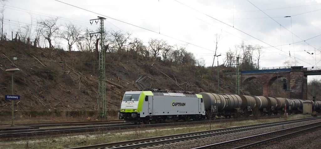 Im neuen Gewand: 186 237-4 jetzt fr Captrain unterwegs! Hier mit Kesselwagenzug in Fahrtrichtung Norden durch Eichenberg. Aufgenommen am 01.04.2011.