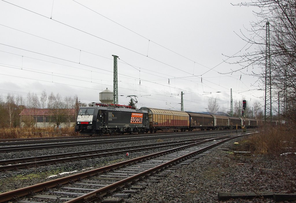 Im neuen Gewand prsentiert sich 189 984-8 (ES 64 F4-084). Naja, zumindest die Locon Beschriftung ist neu. Hier ist sie mit einem H-Wagen-Zug in Richtung Norden unterwegs. Aufgenommen am 09.01.2011 in Eschwege West.