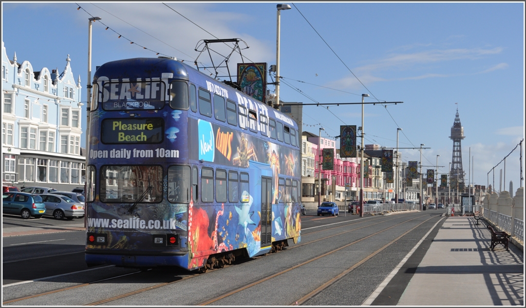Im n�rdlichen Teil von Blackpool bewegt sich ein Balloon dem Meer entlang Richtung Pleasure Beach. Die linke H�userfront besteht aus unz�hligen kleinen Hotels und im Hintergrund ist der Blackpool Tower (momentan in Revision) sichtbar. (08.08.2011)