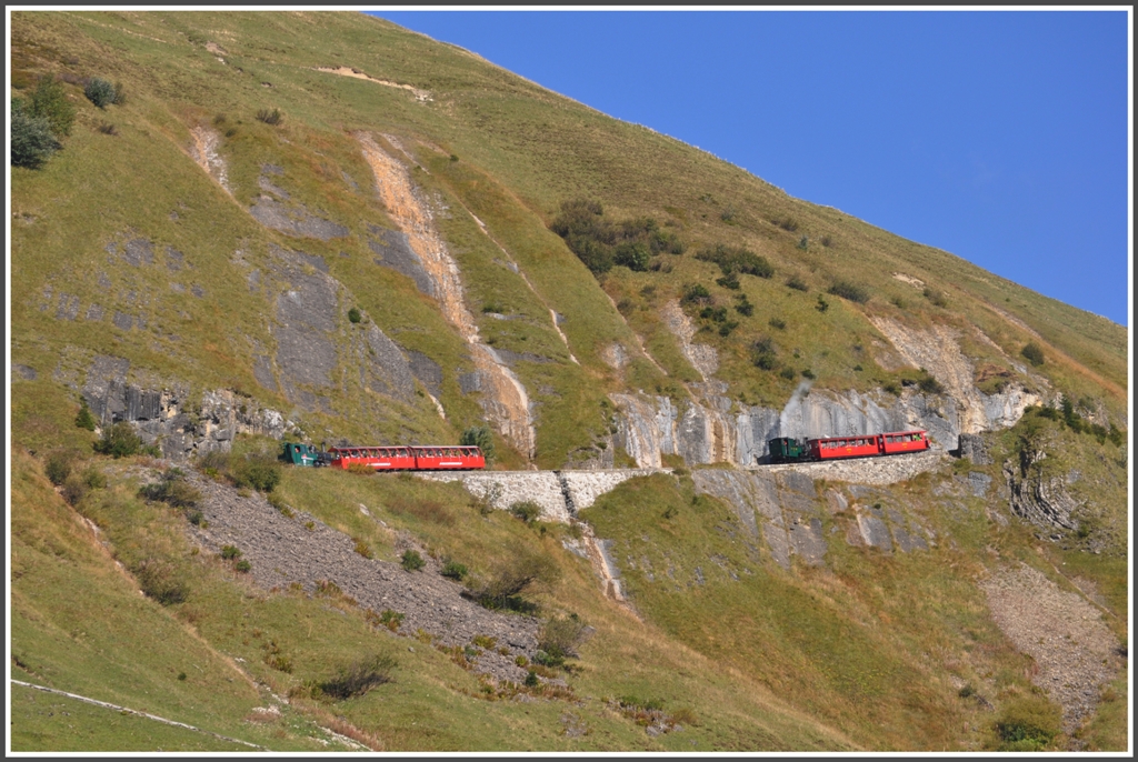 Im Nolli oberhalb der Khmatt Galerie folgen sich Lok 14 und 6 auf Sichtdistanz talwrts. (01.10.2011)